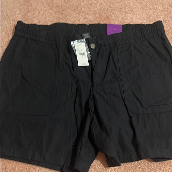 Lane Bryant women’s black shorts 53% linen/47 cotton - Picture 1 of 11